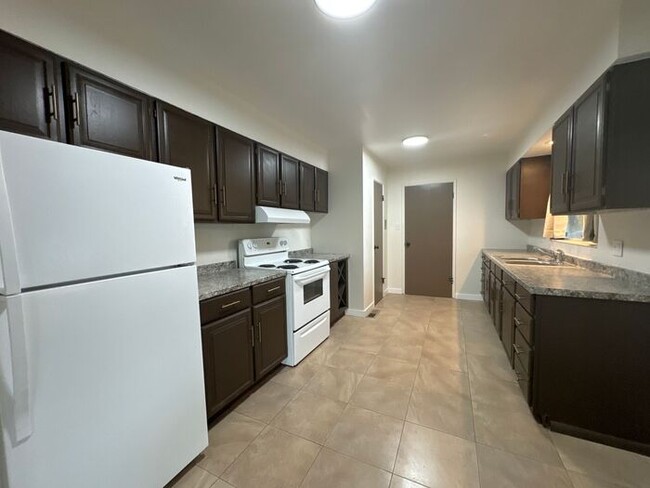 Building Photo - 2 bed / 1 bath - Available now!