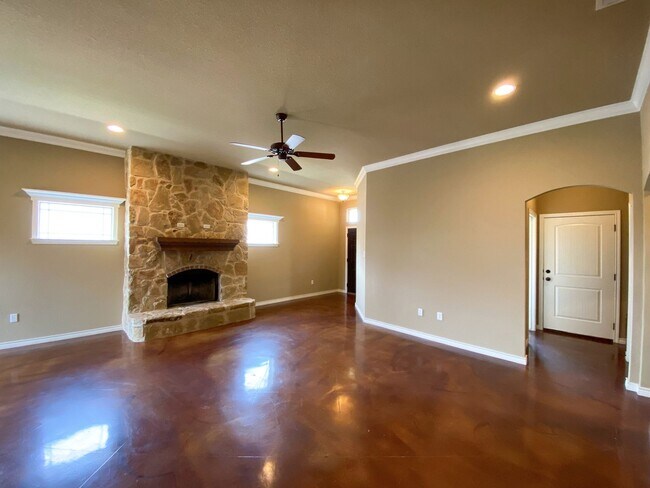 Building Photo - 4  Bedroom Single Famly Home Available Now!