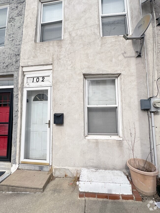 Building Photo - 102 Davis St