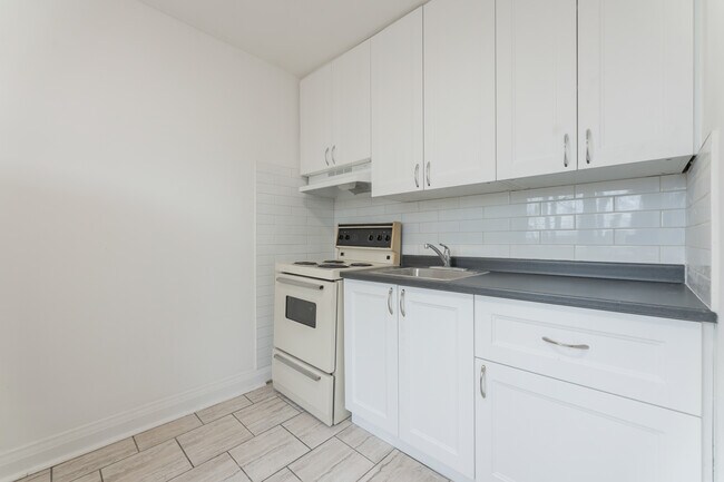 Building Photo - Recently Renovated clean one bedroom 10 minute walk to subway