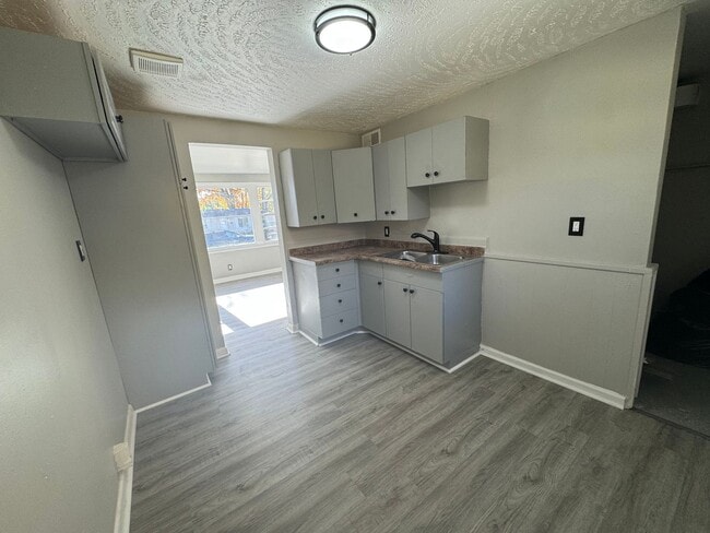 Building Photo - Cozy 2-bed with yard on quiet street