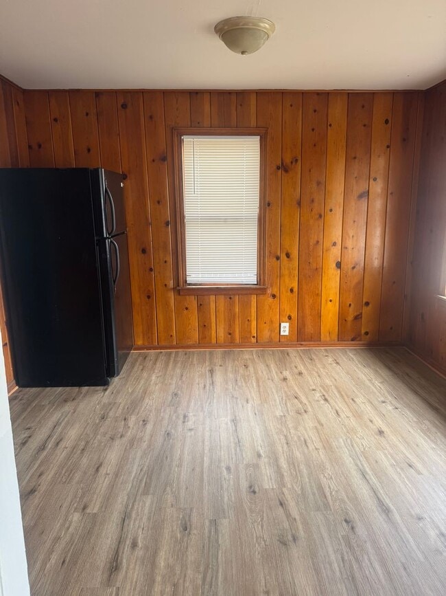 Foto del edificio - HUD ACCEPTED!! 3bedrooms 1bathroom  walking distance to 6th street shopping and restaurants