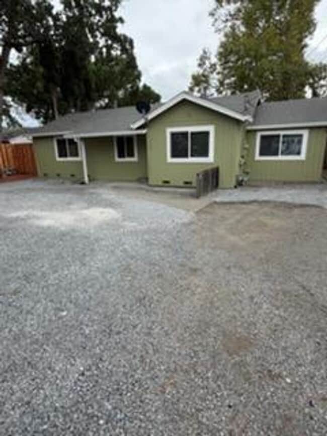 Building Photo - Totally remodeled 3 bedroom 2 bathroom sin...