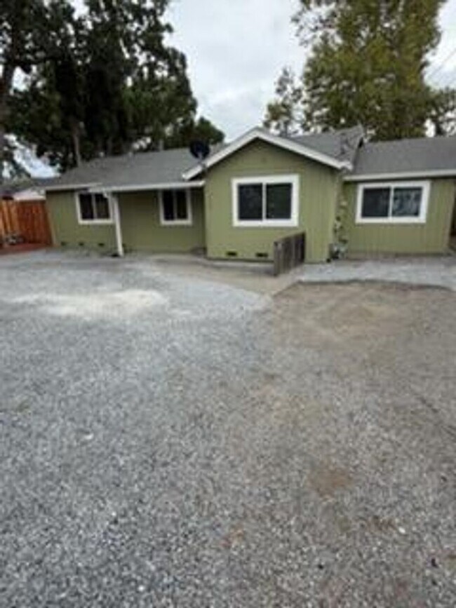 Foto del edificio - Totally remodeled 3 bedroom 2 bathroom sin...