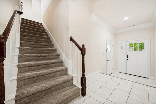 Building Photo - 572 Waterloo Dr