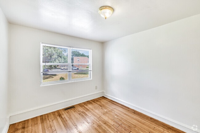 Layfette / Dogwood - 2BR, 1BA - 875SF - Primary Bedroom - Riverpoint