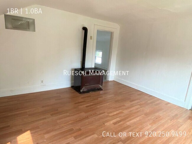 Building Photo - Cozy 1 Bedroom 1 Bath Upper Apartment Avai...