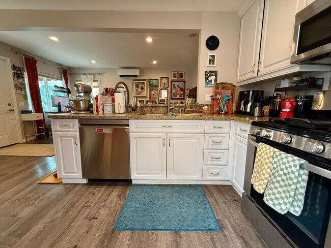 Foto del edificio - Modern Bungalow with W/D + A/C! Assigned Parking Included & 1 Garage Storage!