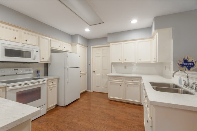 Building Photo - 2232 Azalea Cir