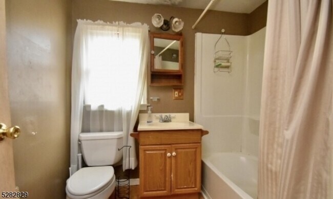 Building Photo - 3 Maple Ave