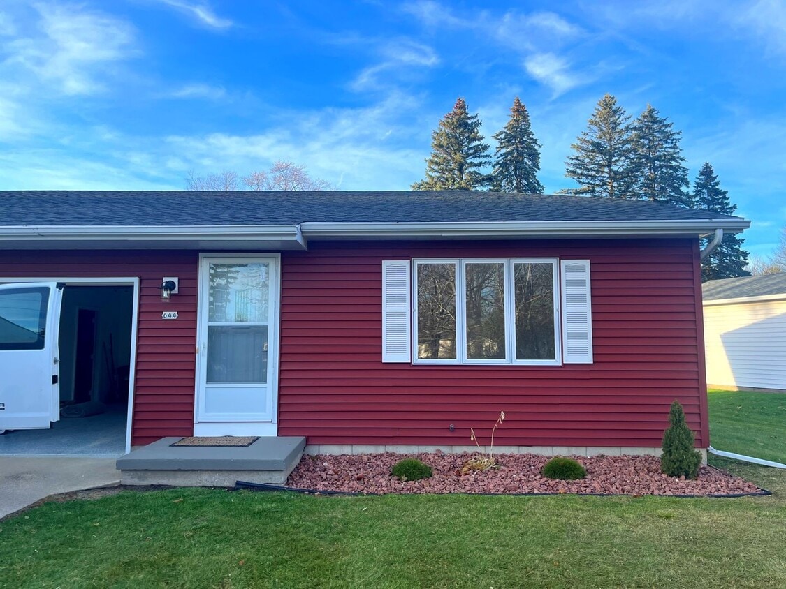 646 Woodlawn Dr Unit 644, Manitowoc, WI 54220 Room for Rent in Manitowoc, WI