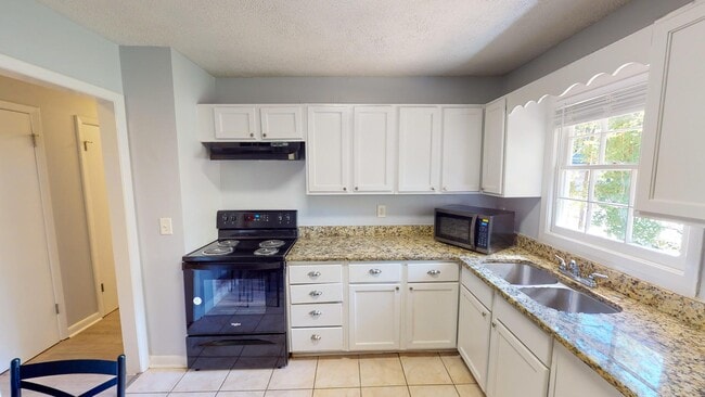 Building Photo - 4449 Malibu Dr