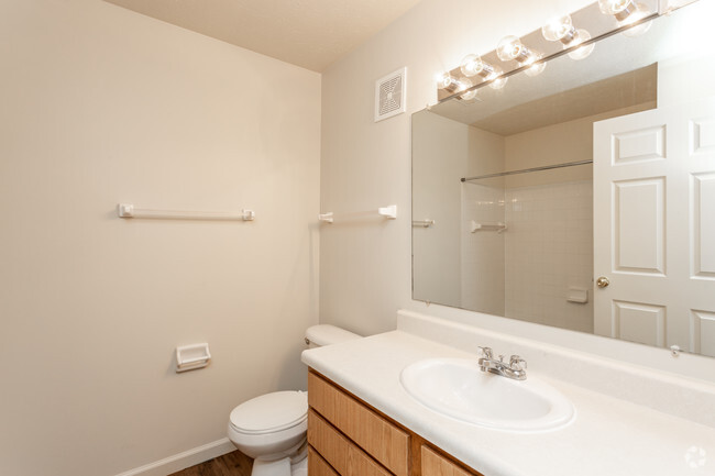 1BR, 1BA - 831 SF - Bathroom - Valley View