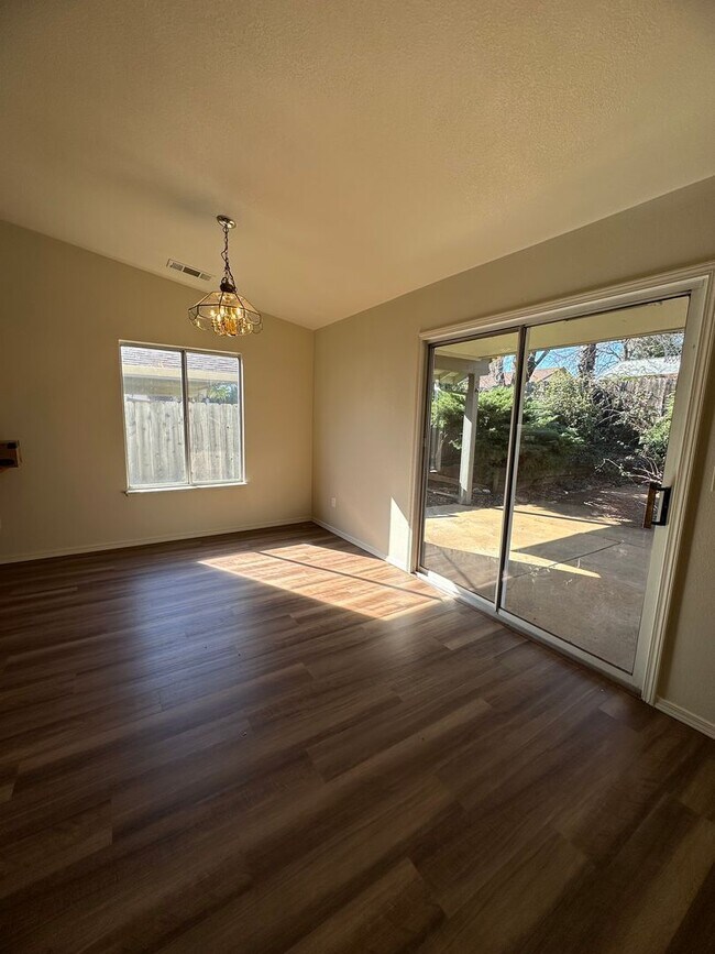 Foto del edificio - 4 BED 2 BATH HOME IN THE RAVENWOOD SUBDIVISION