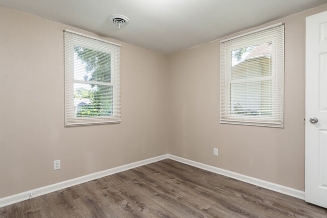 Building Photo - One Bedroom One Bathroom Home in South Bel...
