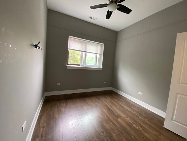 Foto del edificio - 5911 N Northwest Hwy