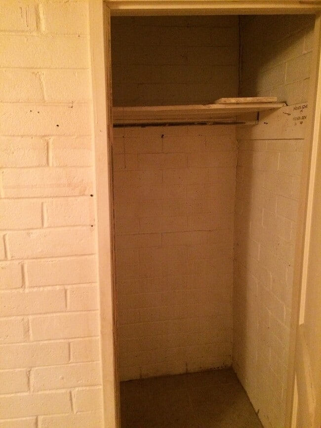 Bed 2 closet - 860 W 7th St