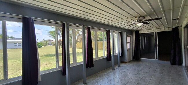 Foto del edificio - 629 Riviera Ln NW