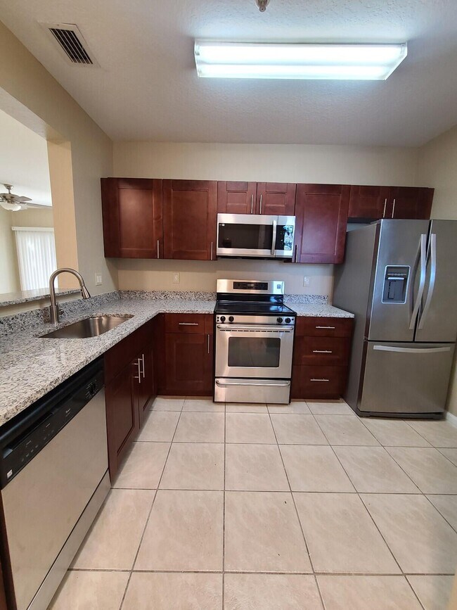 Foto del edificio - 1169 Golden Lakes Blvd
