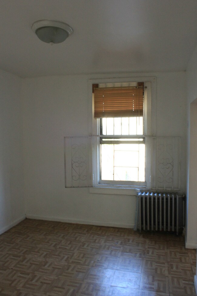 Building Photo - 152 Graham Ave