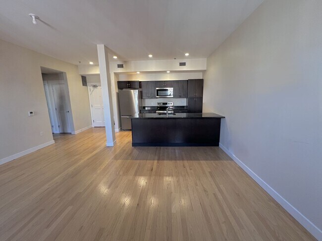 Foto del edificio - Putnam Hotel – $2,041 – 1 Bedroom/1 Bathroom, 755 SQ.FT. – UTILITIES INCLUDED