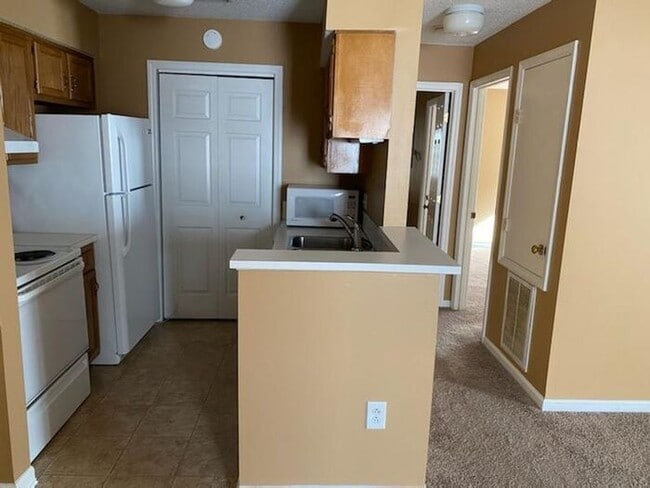 Building Photo - Great Top Floor 2 bedroom condo!!