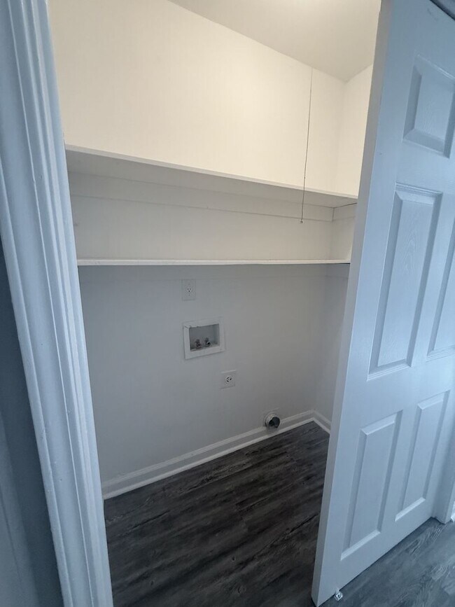 Building Photo - Newly Rehabbed 4 Bedroom 2 Bath | Hyde Par...
