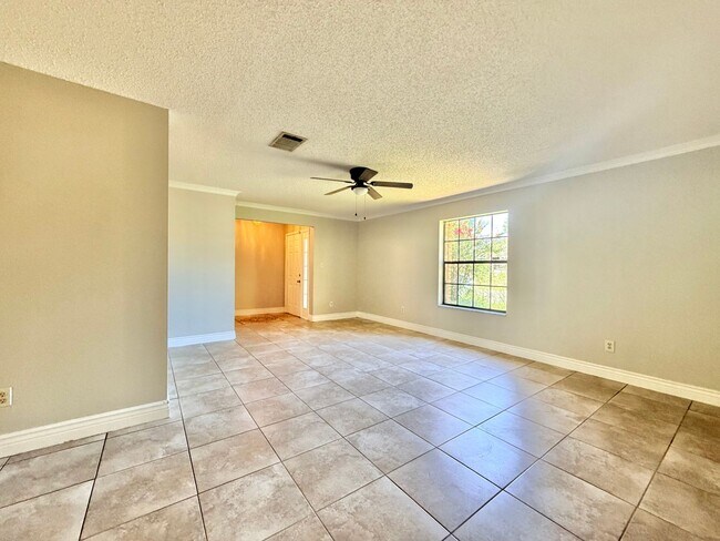 Building Photo - Spacious Home with Large Yard and Central Location! Close to Major Shopping and Dining!