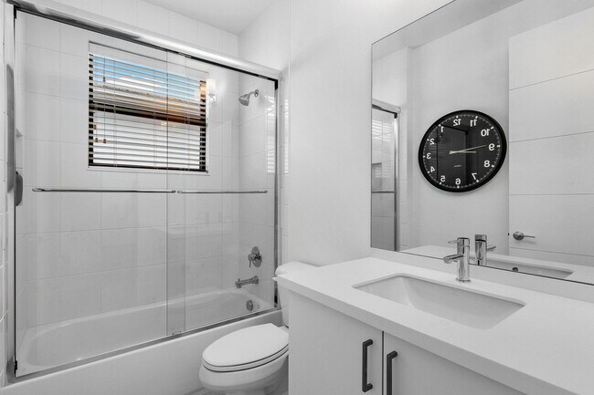 Foto del edificio - 8227 Oceanus Dr