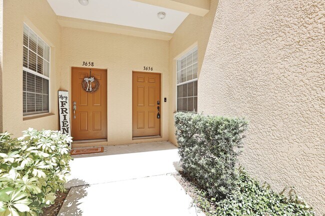 Building Photo - Spacious 3 Bed 2.5 Bath Townhouse Right Of...