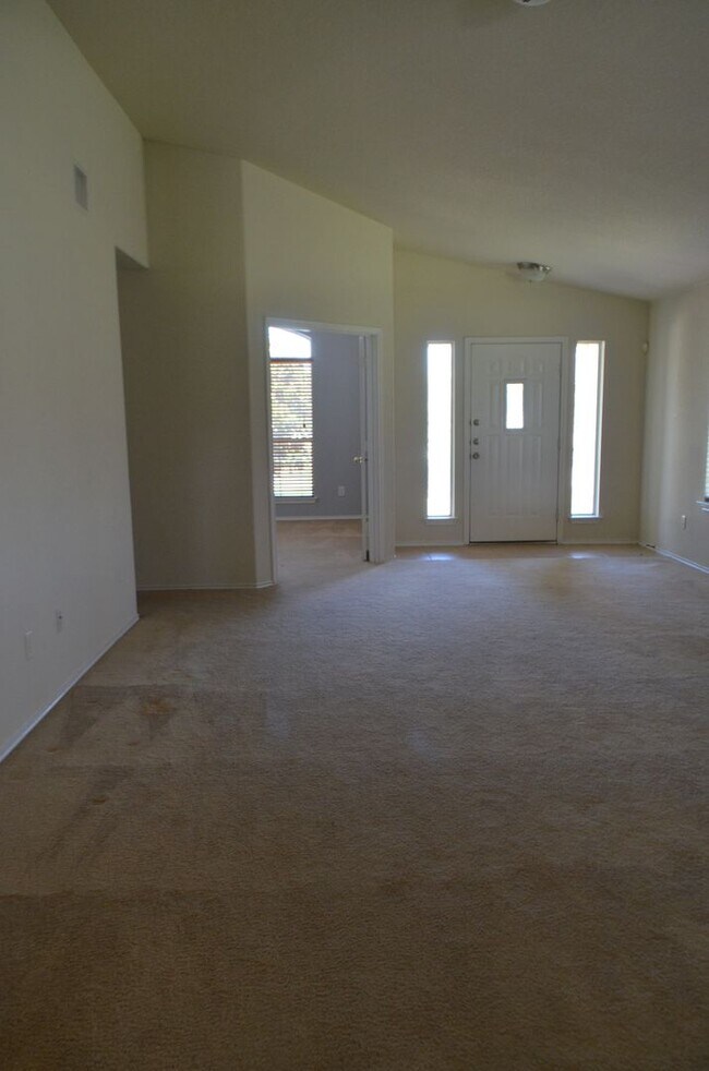 Foto del edificio - 3 bedroom, 2 bath house