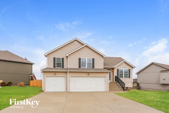 Building Photo - 912 E Madelyn Dr
