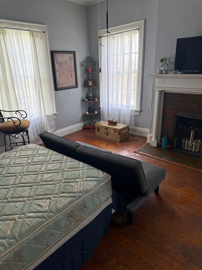 Dormitorio con techos de 4,5 metros (15 pies) - 311 Sycamore St