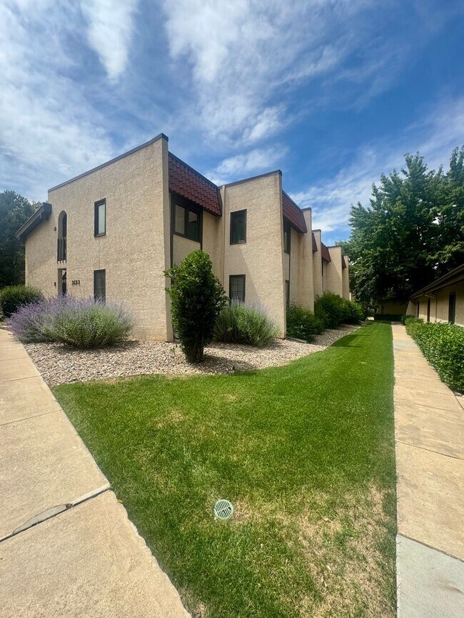 Foto del edificio - BROADMOOR living CONDO with DECK and Mount...