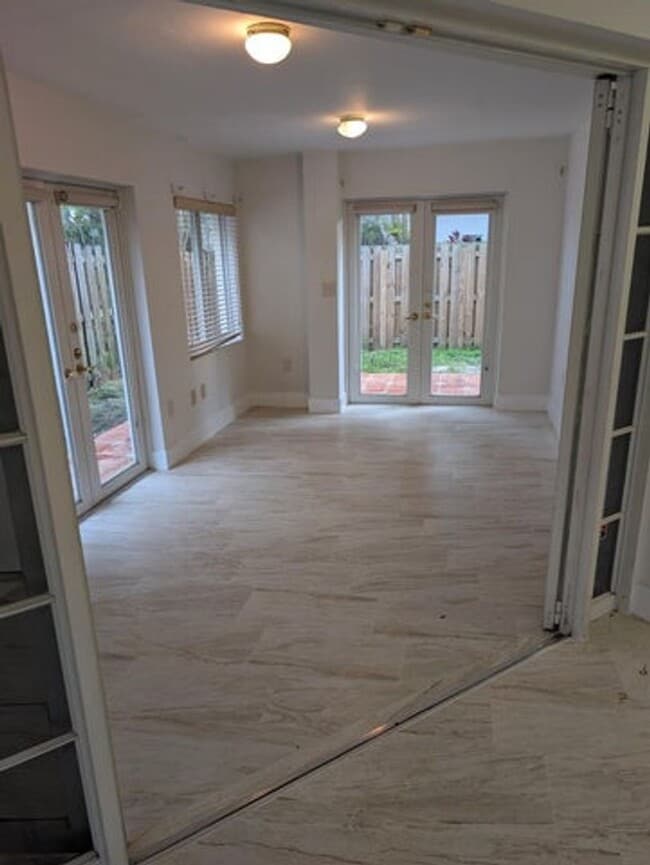 Building Photo - 9851 SW 117th Ct