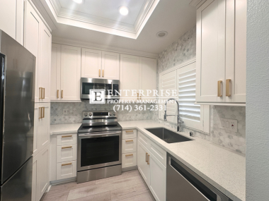 Building Photo - Furnished 2-bedroom, 1-bath Condo in Great...