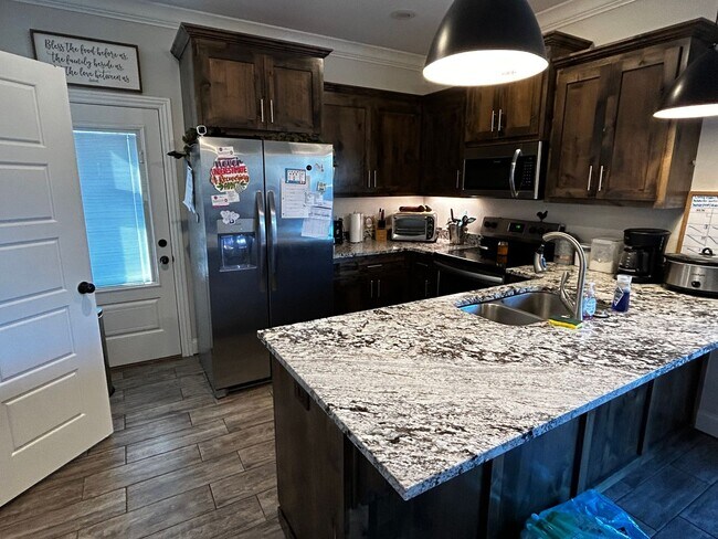 Foto del edificio - Water Included - Newer 2 Bedroom 1.5 Bathroom Town Home Now Pre-leasing with Upcoming move in!!!!