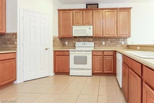 Foto del edificio - 9825 Gladiolus Bulb Loop