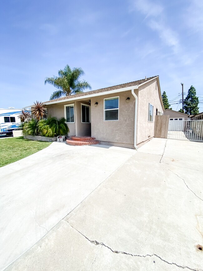 Building Photo - 15516 Florwood Ave