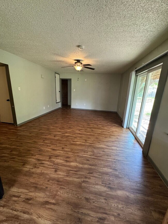 Foto del edificio - 3/1.5 Brick Home in West Lampasas
