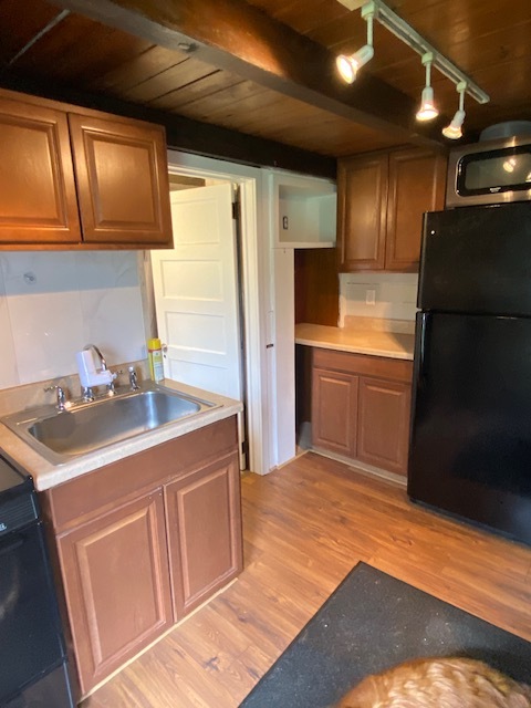 Kitchen - 505 Lakeside Rd