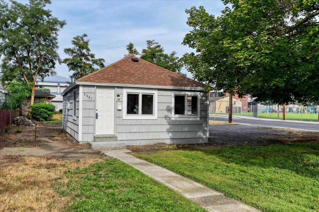 Primary Photo - 5441 N Addison St