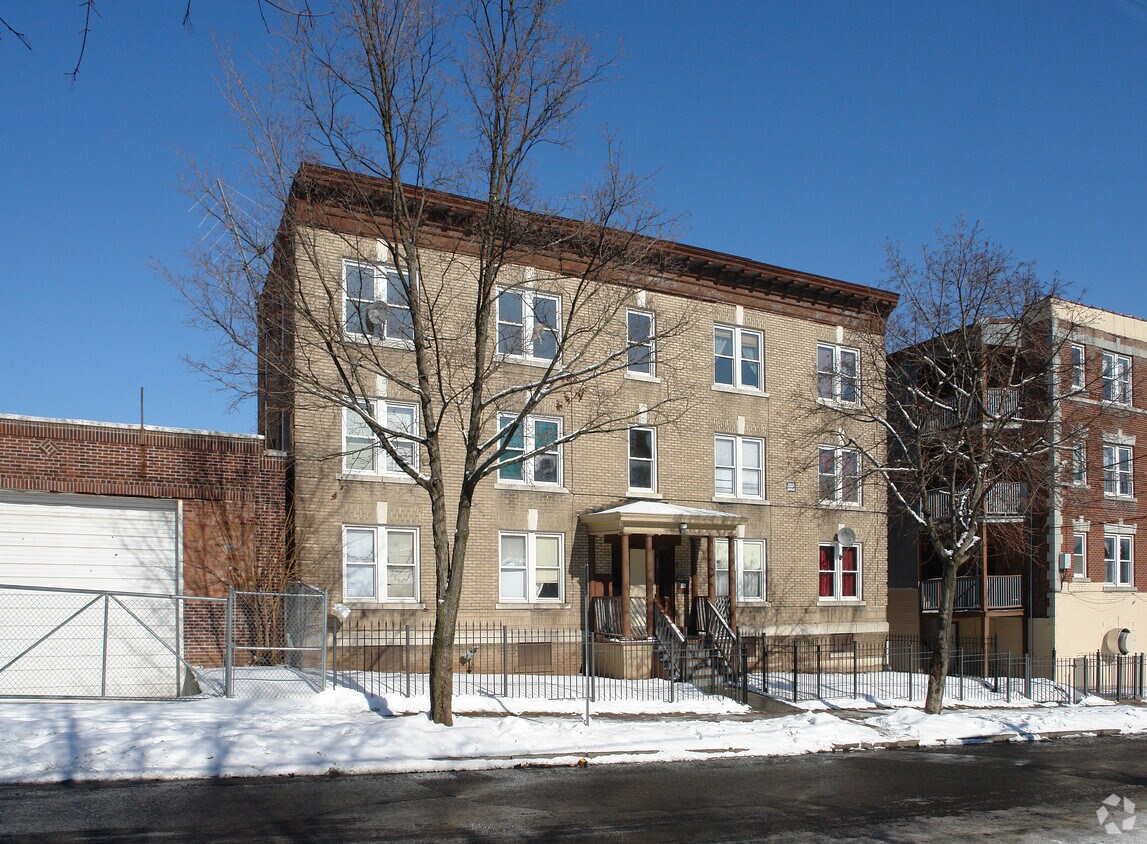Building Photo - 128 Madison St