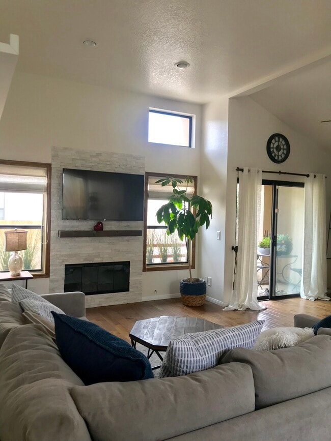 Building Photo - 4255 Las Virgenes Rd