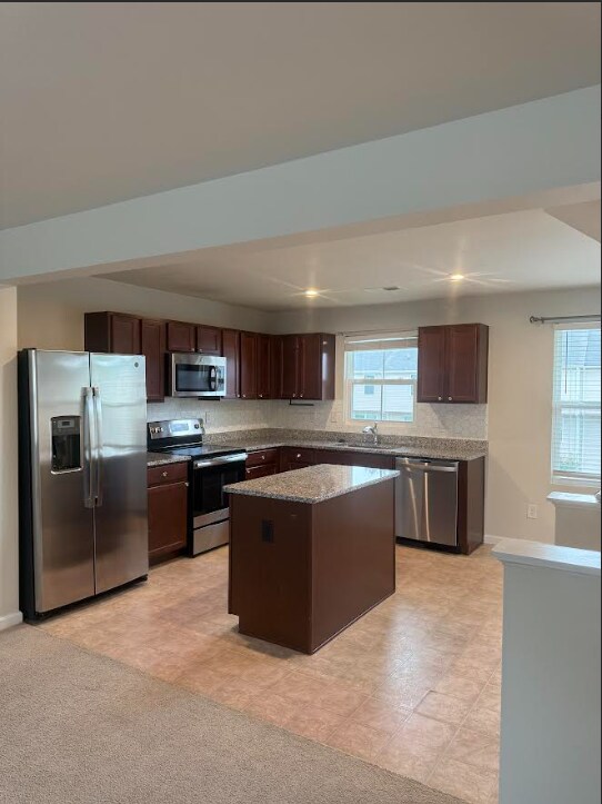 Foto del edificio - A cozy home with 3 bedrooms and 3 full bat...