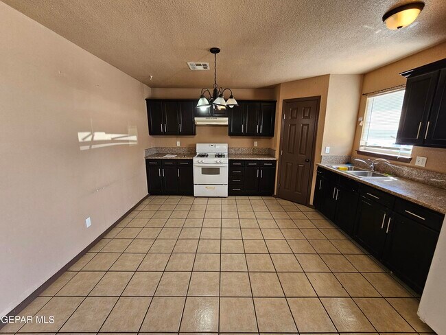 Building Photo - 9275 Leonardo Ave