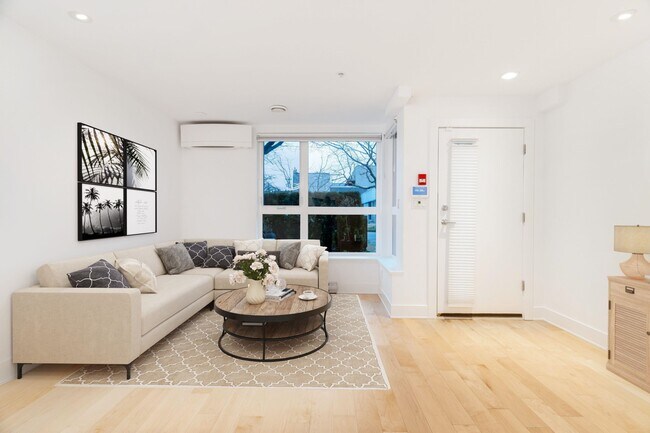 Living room - 2477 Waterloo St