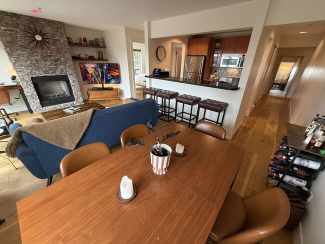 Charming and Rare 2BR/2BA/2Garage Parking ... - Charming and Rare 2BR/2BA/2Garage Parking ... Apartment