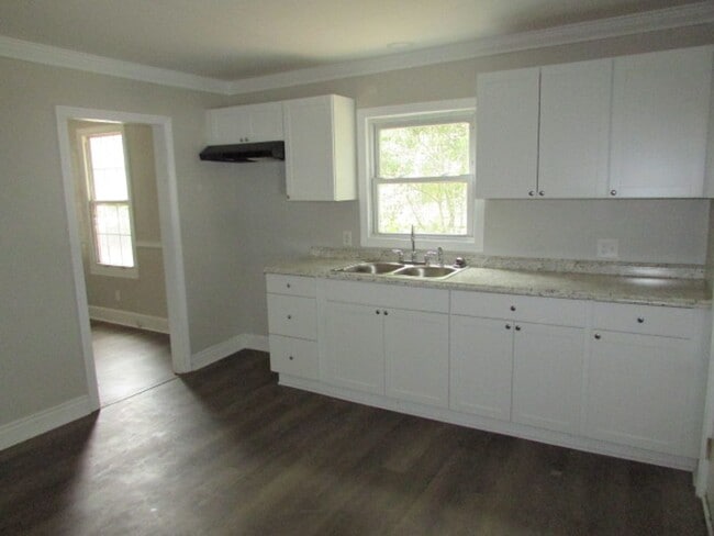 Building Photo - Updated Home