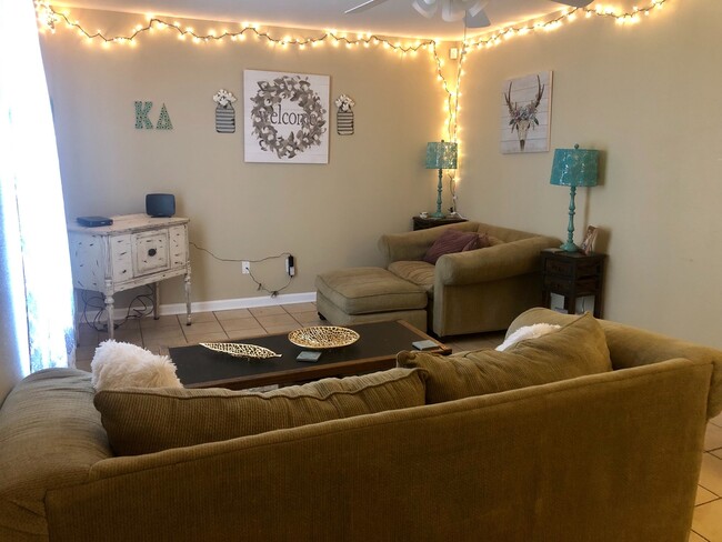 Building Photo - 104 B St